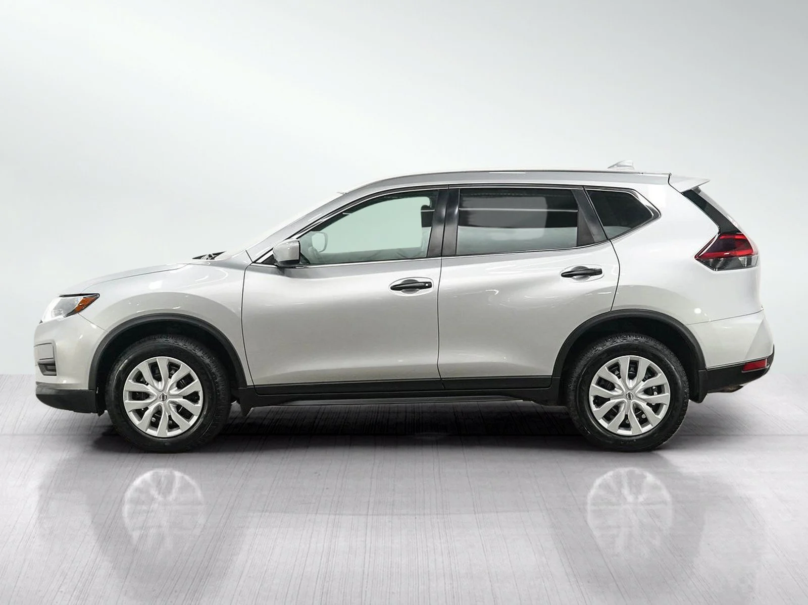 Used 2018 Nissan Rogue S with VIN KNMAT2MVXJP508756 for sale in Burnsville, Minnesota