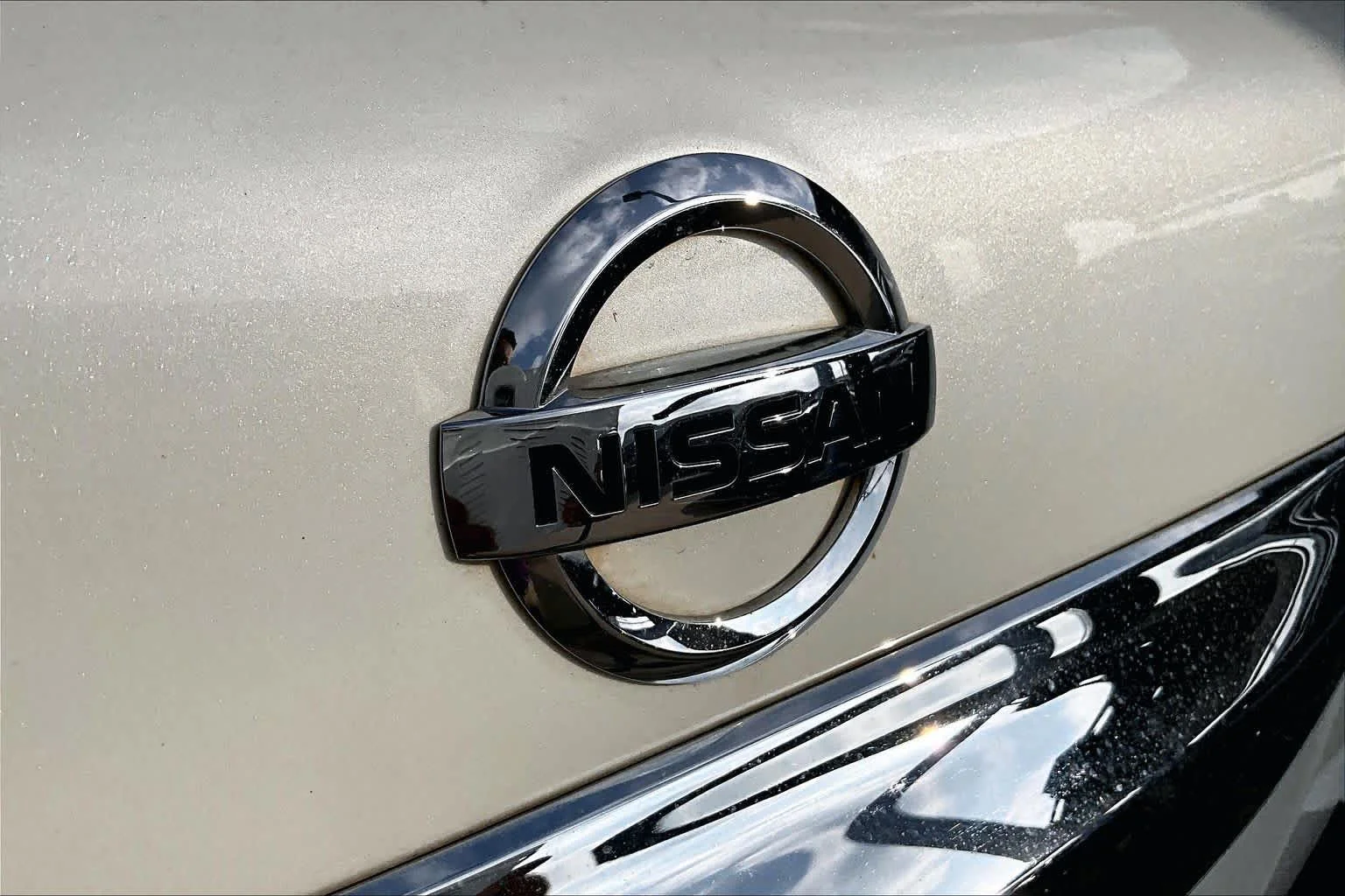 Used 2019 Pearl White Tricoat Nissan SL image 30