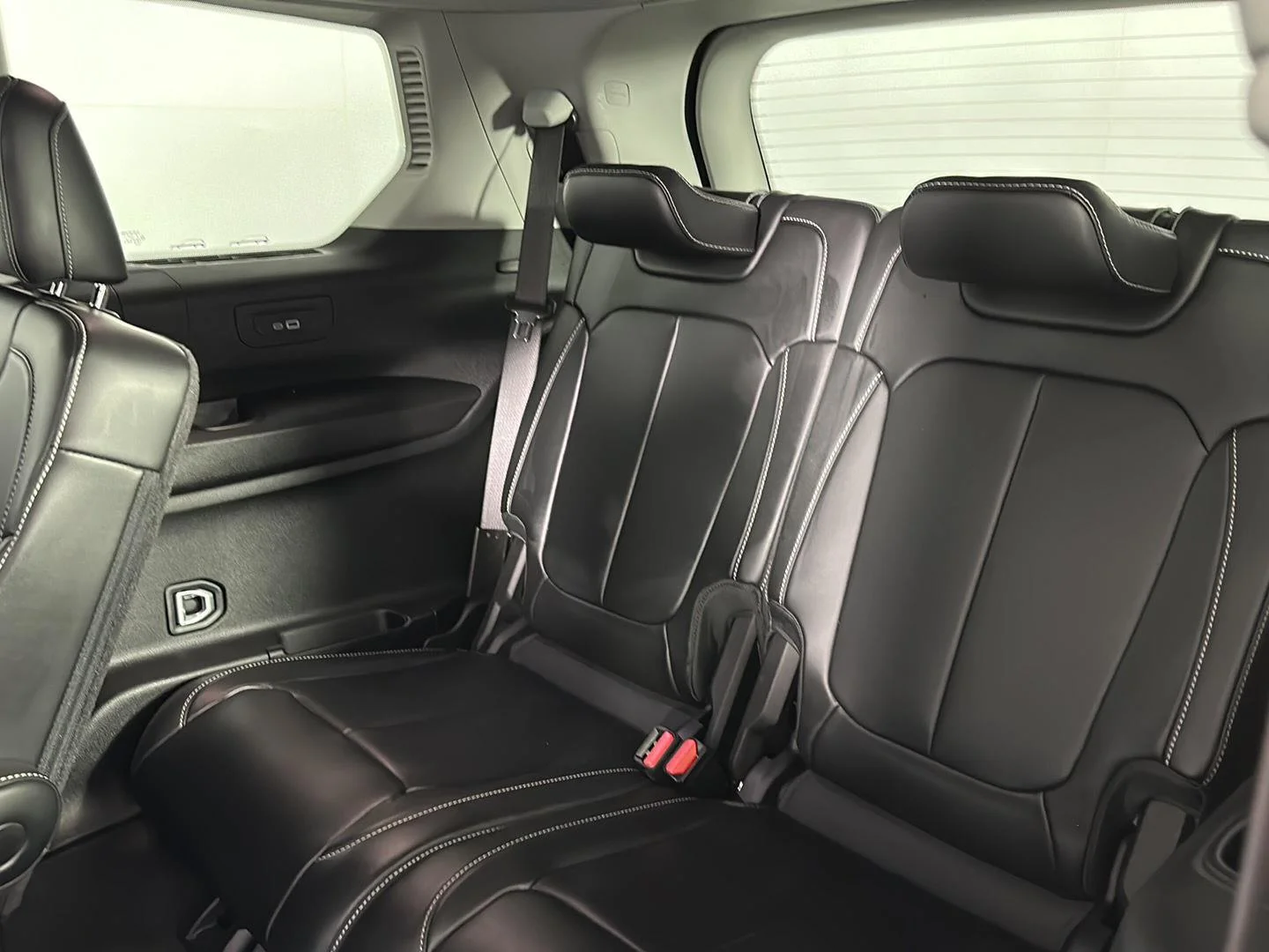 Used 2021 Diamond Black Crystal Pearlcoat Jeep Limited image 26