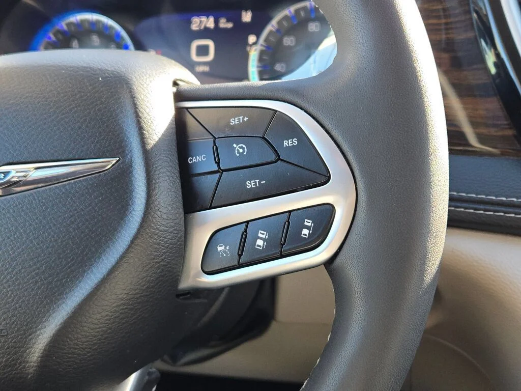 Used 2024 White Chrysler Limited image 34