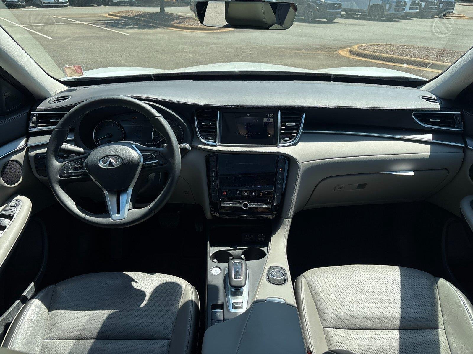 Used 2025 Radiant White INFINITI LUXE image 34
