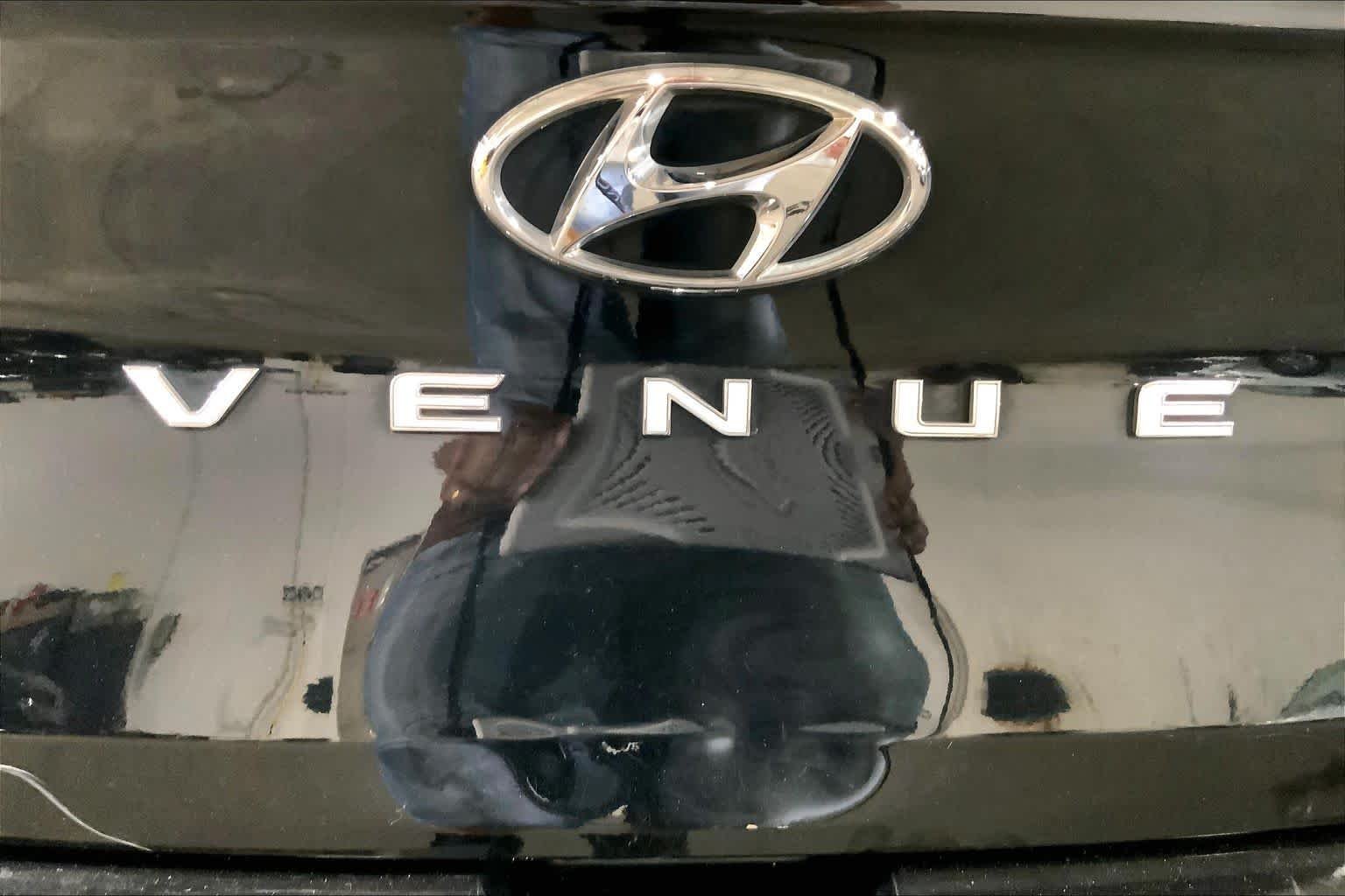 Used 2022 Black Noir Pearl Hyundai SEL image 18