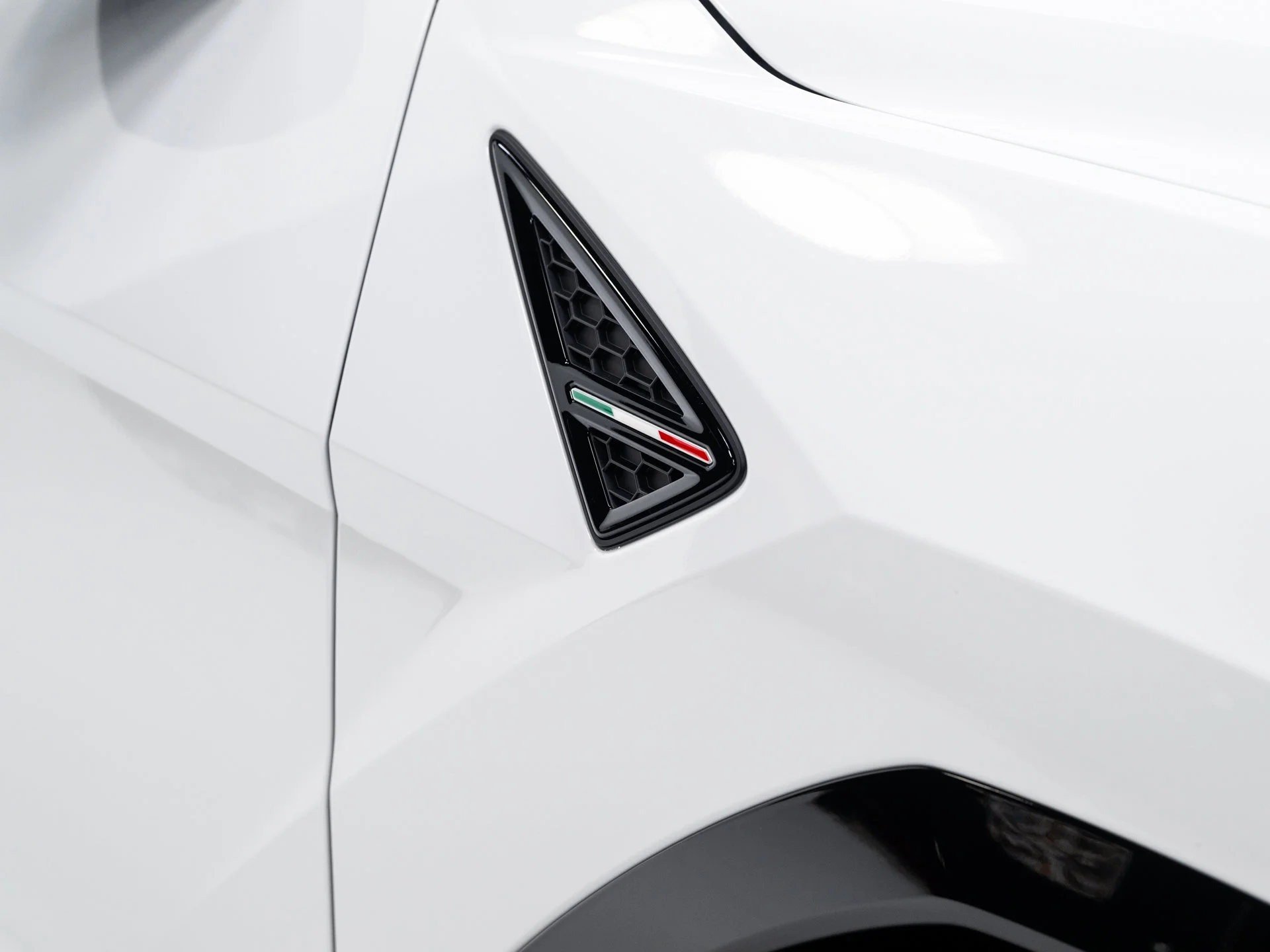 Used 2025  Lamborghini SE image 19