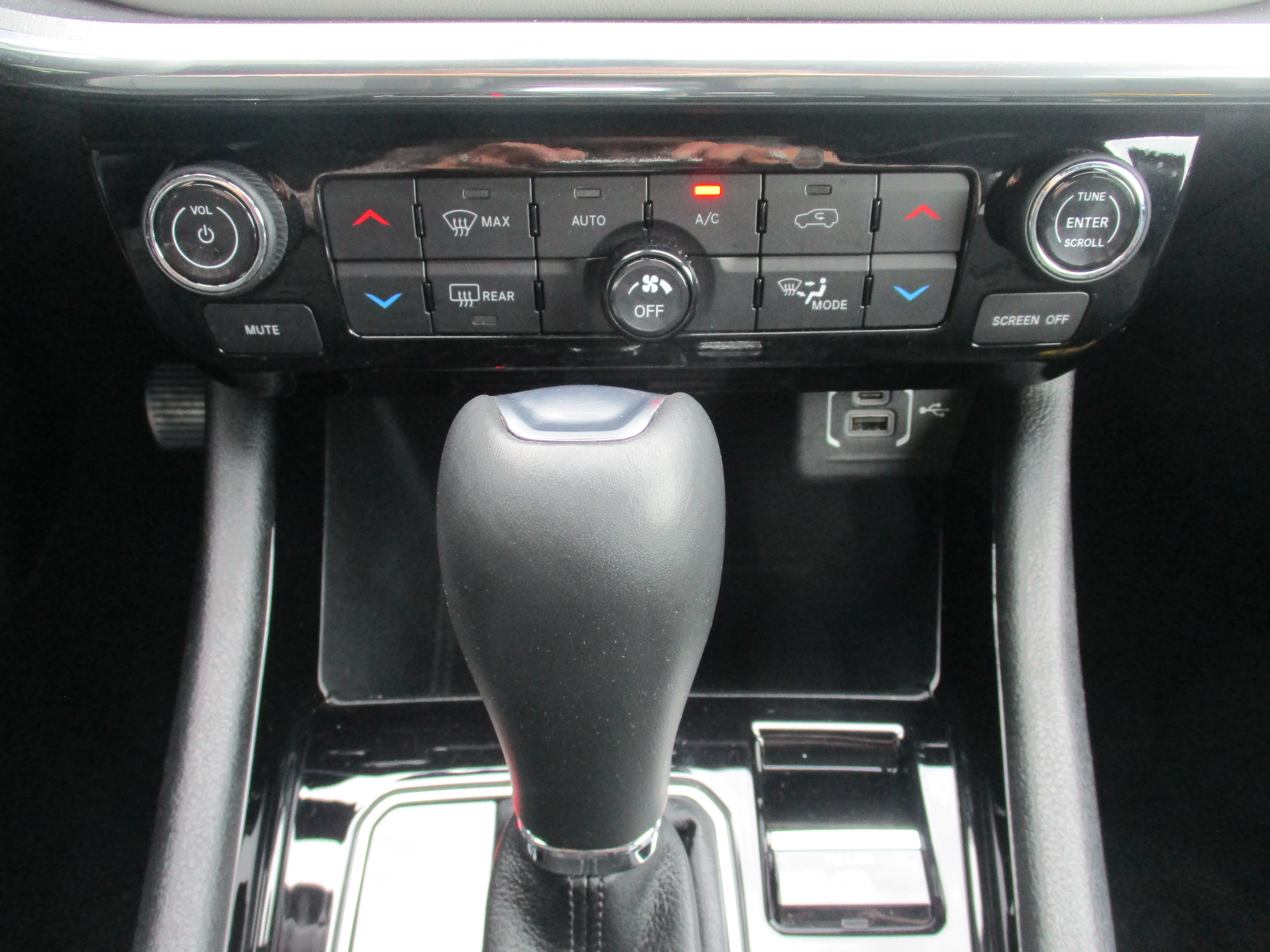 Used 2023 Granite Crystal Metallic Clearcoat Jeep Limited image 16