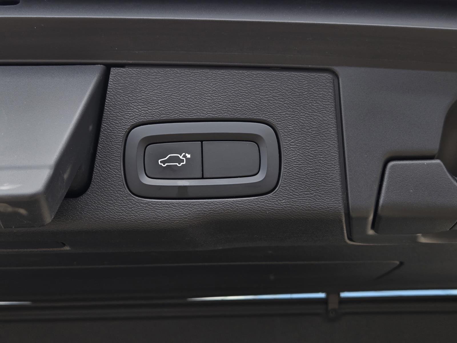 Used 2020 Ice White Volvo Momentum image 13