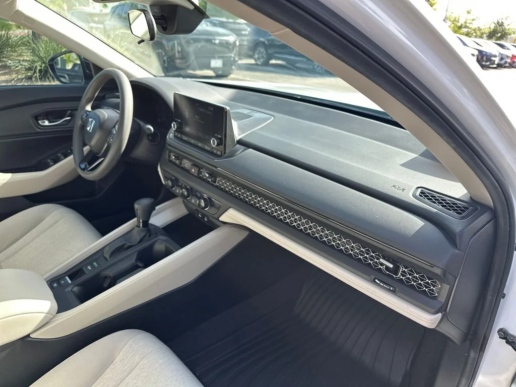 Used 2025 White Honda SE image 39