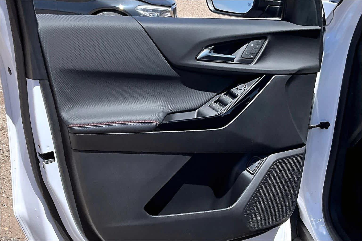 Used 2025 Iridescent Pearl Tricoat Chevrolet FWD RS image 19