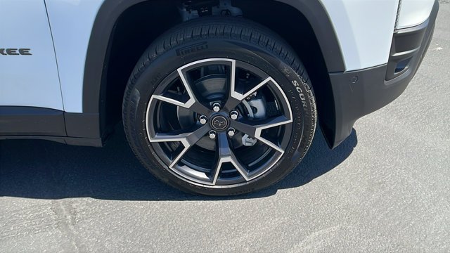 New 2026 Bright White Clear-Coat Exterior Paint Jeep Overland image 9