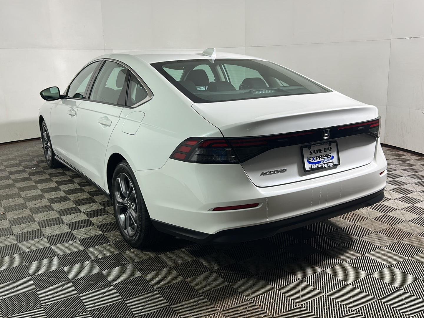 Used 2023 Platinum White Pearl Honda EX image 9