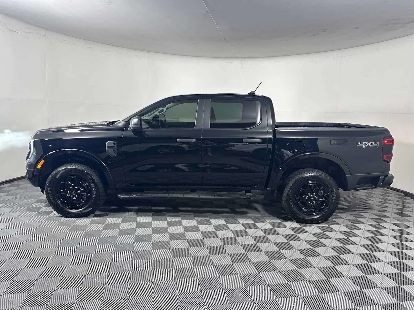 New 2025 Shadow Black Ford XLT image 4