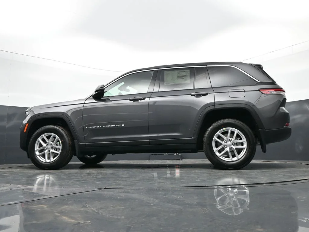 New 2026 Baltic Gray Metallic Clear-Coat Exterior Paint Jeep Laredo X image 44