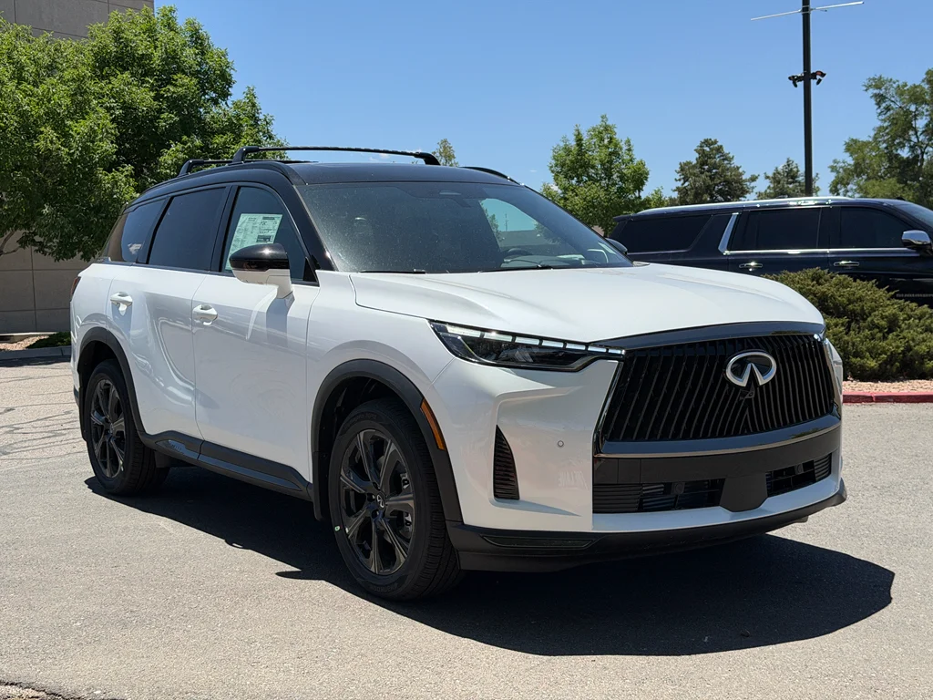 New 2027 2T RAD WHT INFINITI Autograph AWD image 3