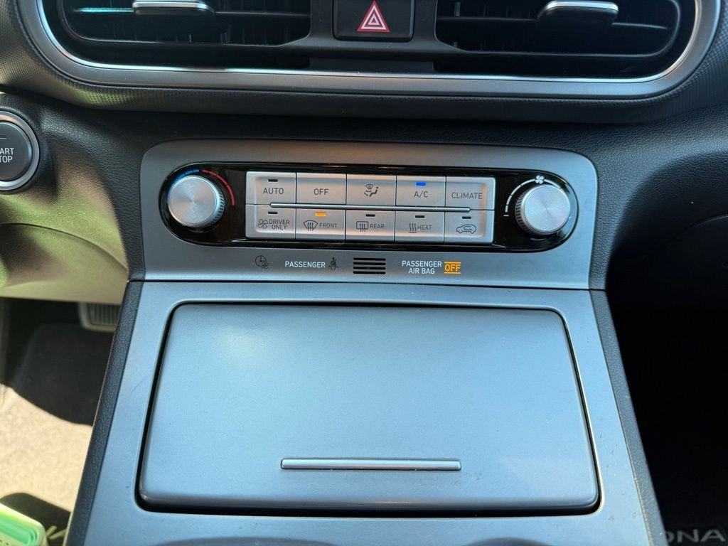 Used 2023 Lunar White w/Black Roof Hyundai SE image 15