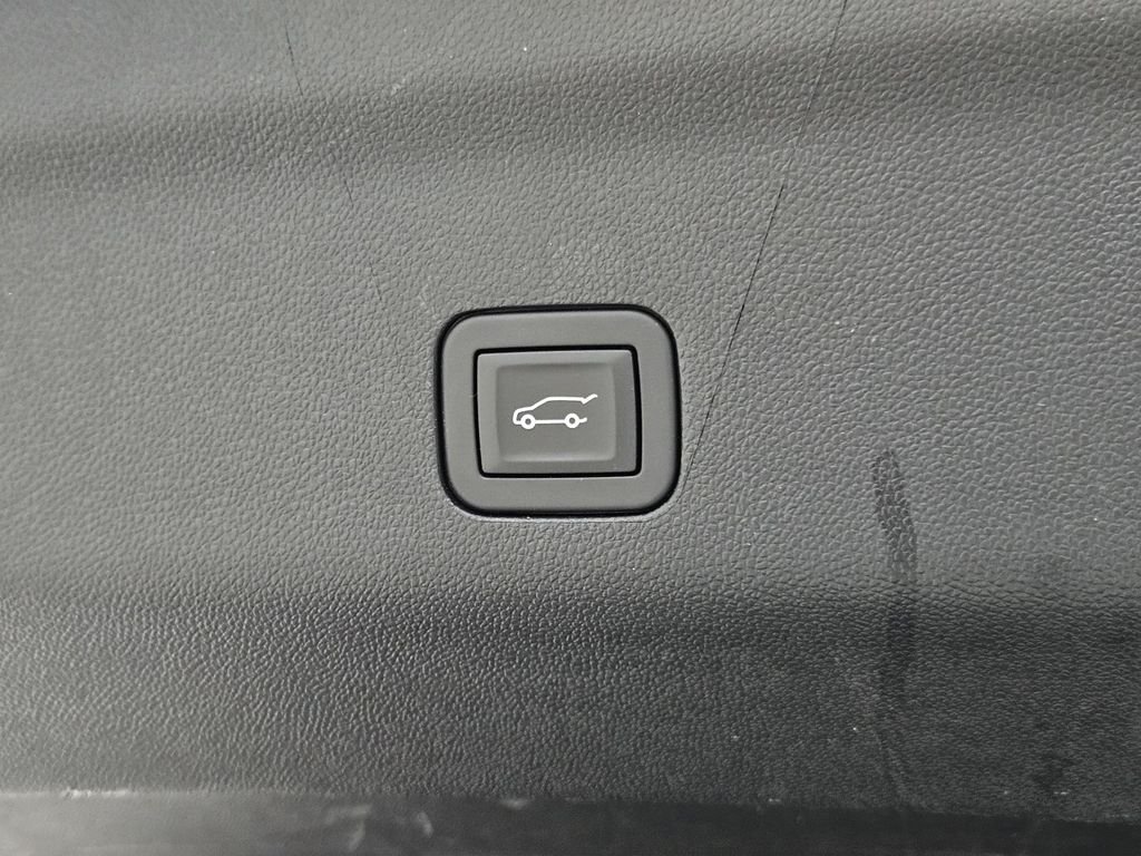Used 2025 Black Chevrolet Z71 image 38