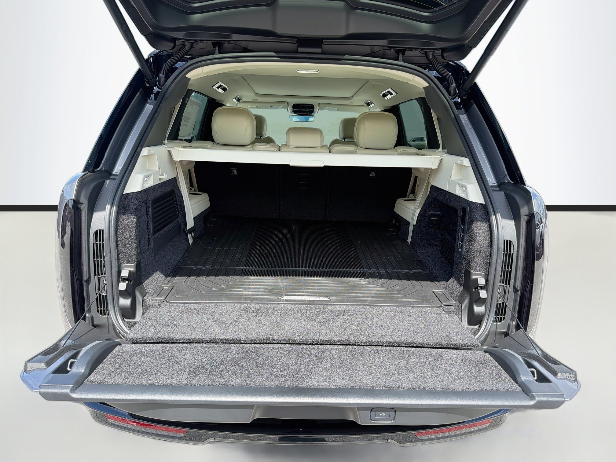 New 2026 Eiger Grey LAND ROVER SE 7 Seats image 12