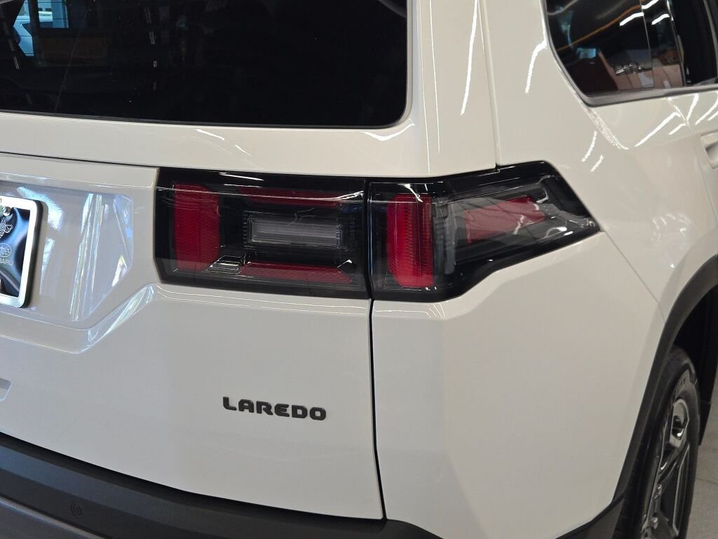 New 2026 Bright White Clear-Coat Exterior Paint Jeep Laredo image 11