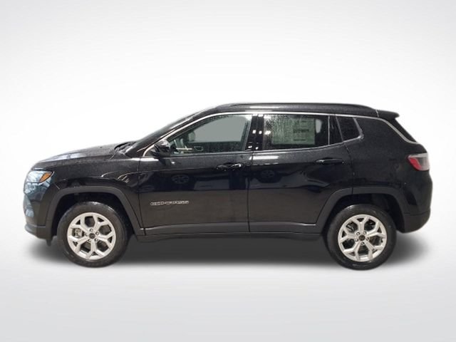 New 2026 Diamond Black Crystal Pearl-Coat Exterior Paint Jeep Latitude image 19