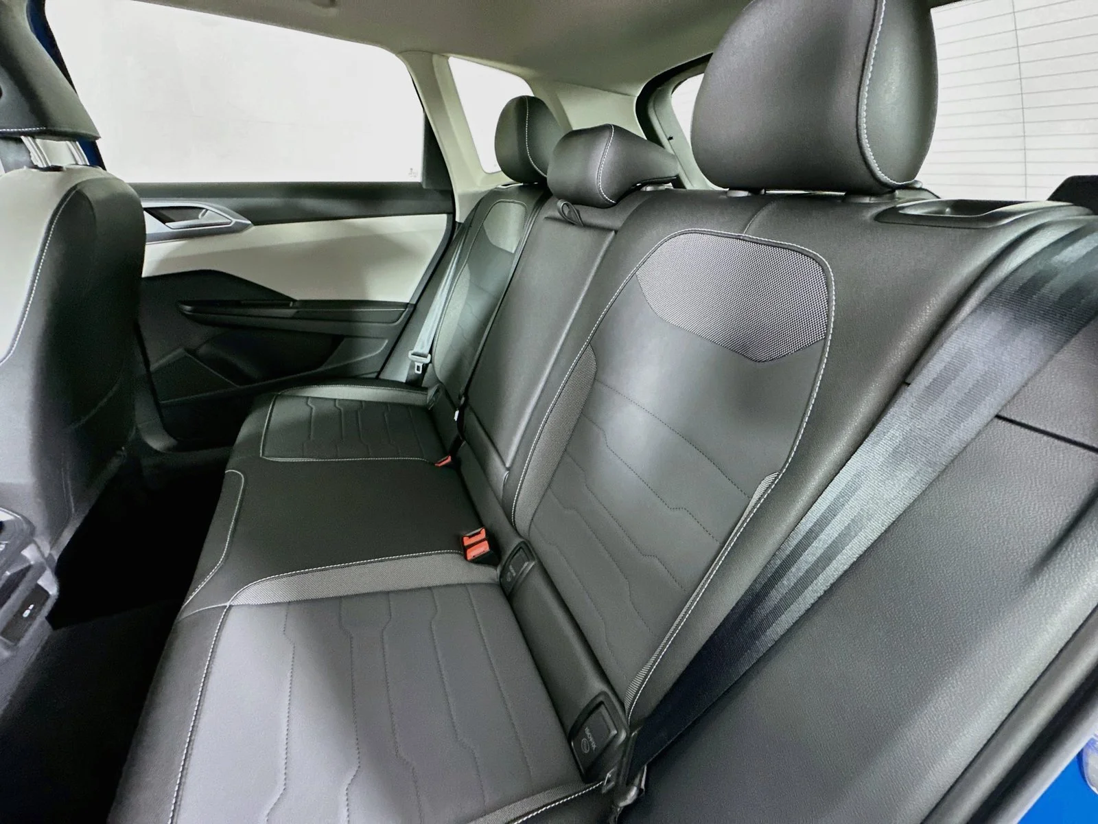 Used 2025 Blue Volkswagen  image 32