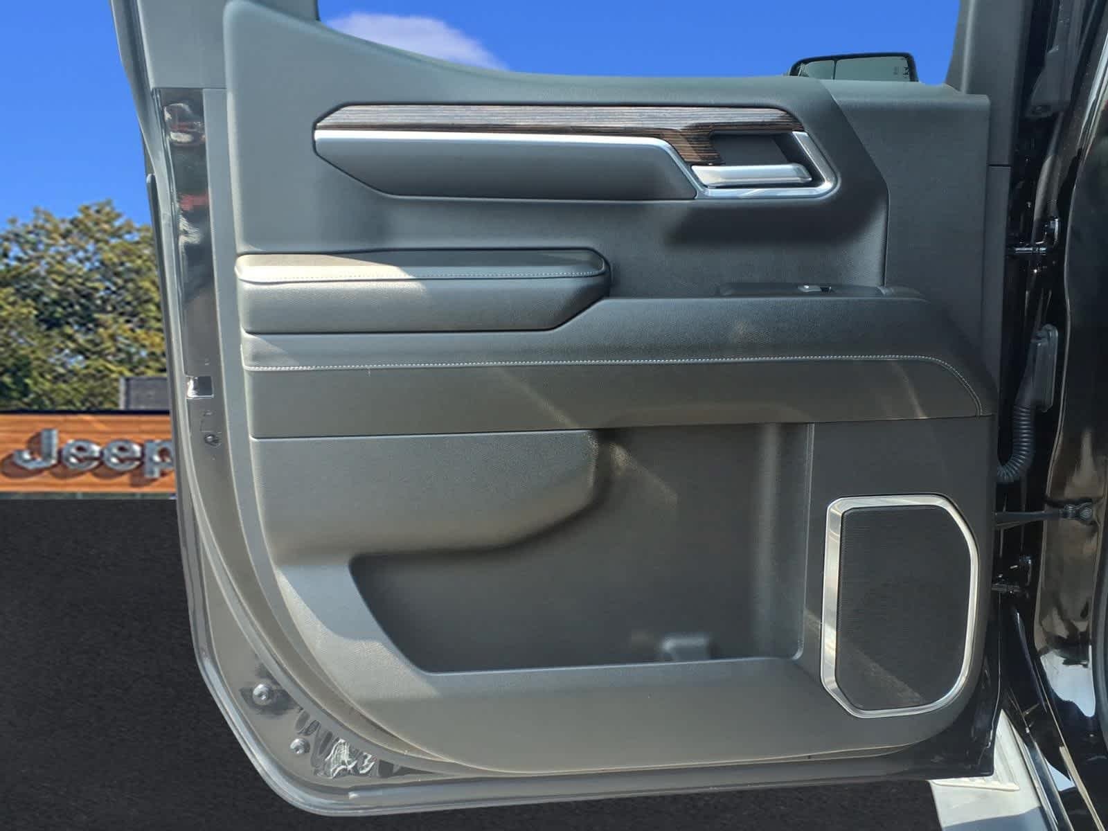 Used 2024 Onyx Black GMC Elevation image 27