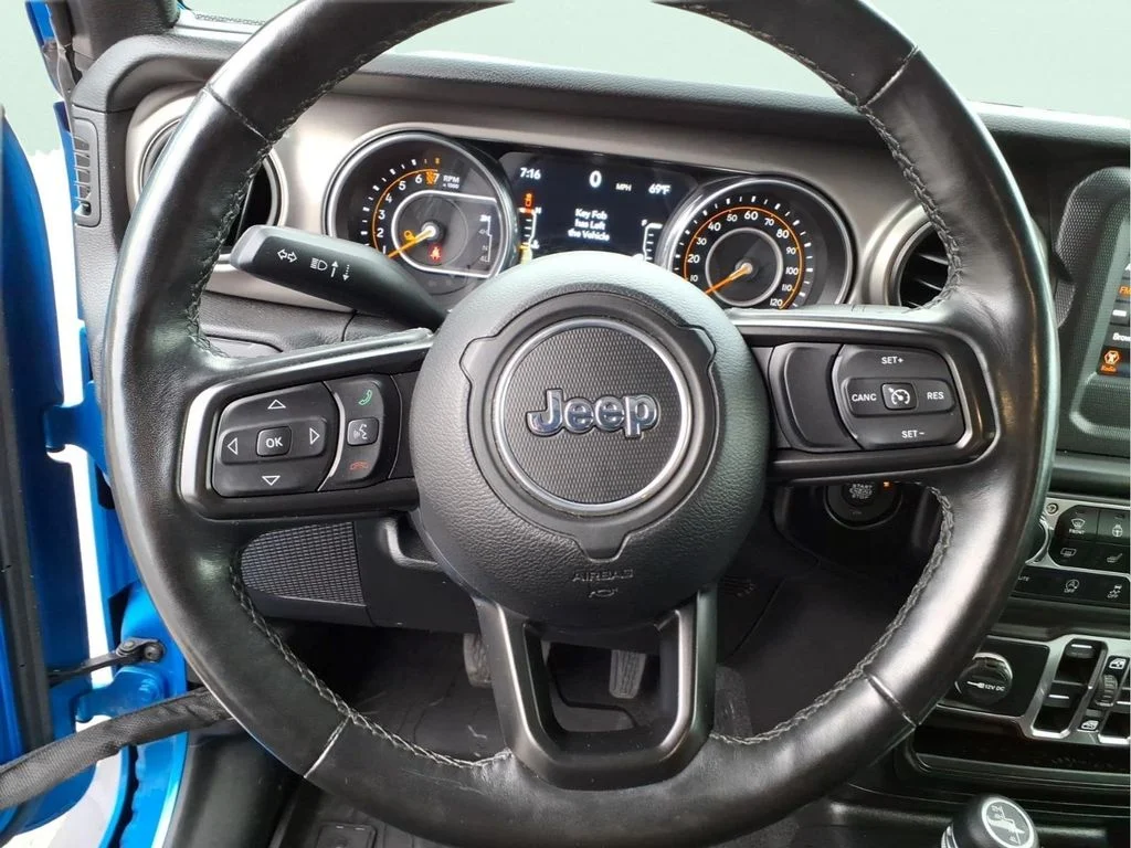 Used 2021 Blue Jeep Sport image 22