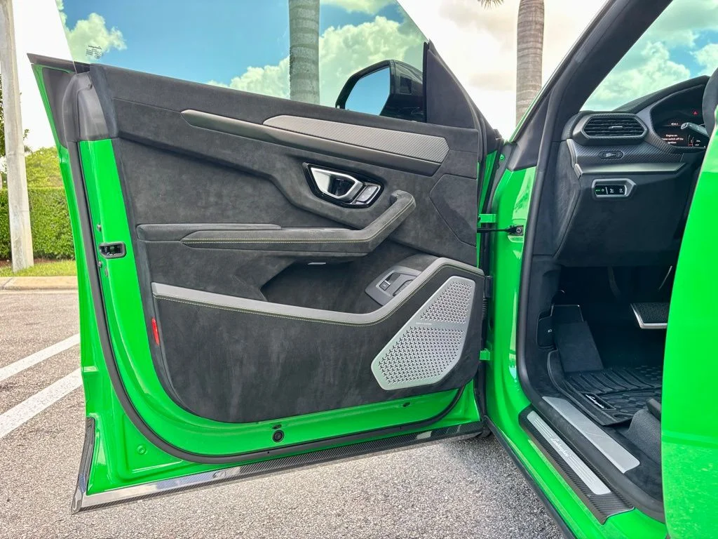 Used 2024 Green Lamborghini Performante image 17