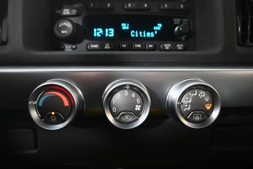 2005 Chevrolet SSR LS - Photo 25