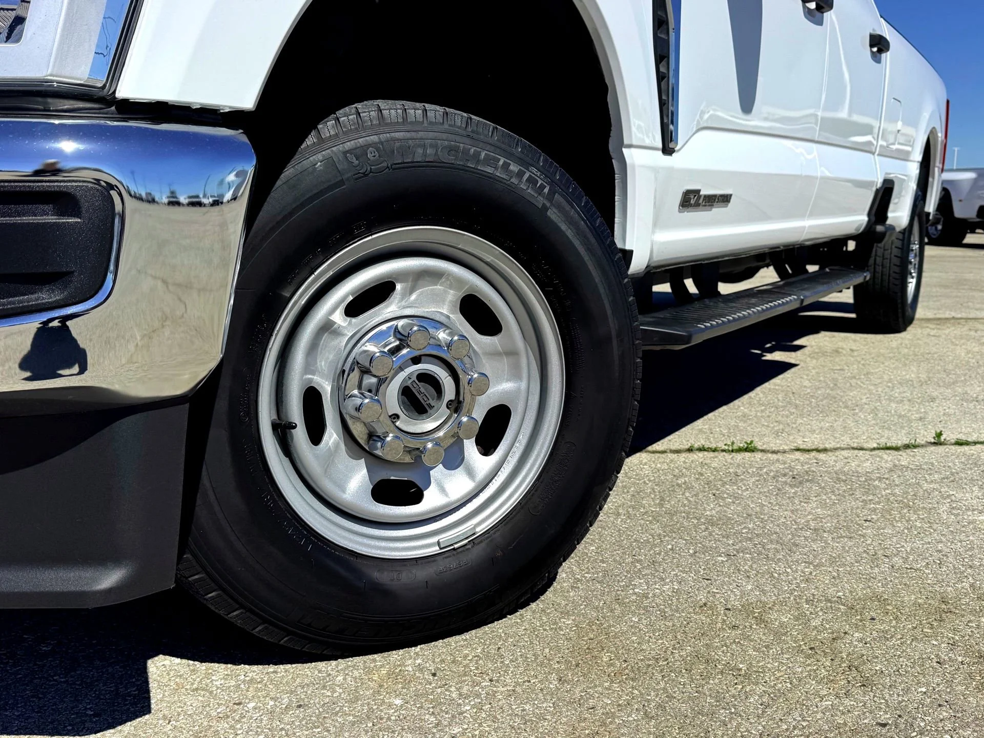 Used 2023  Ford XL image 2