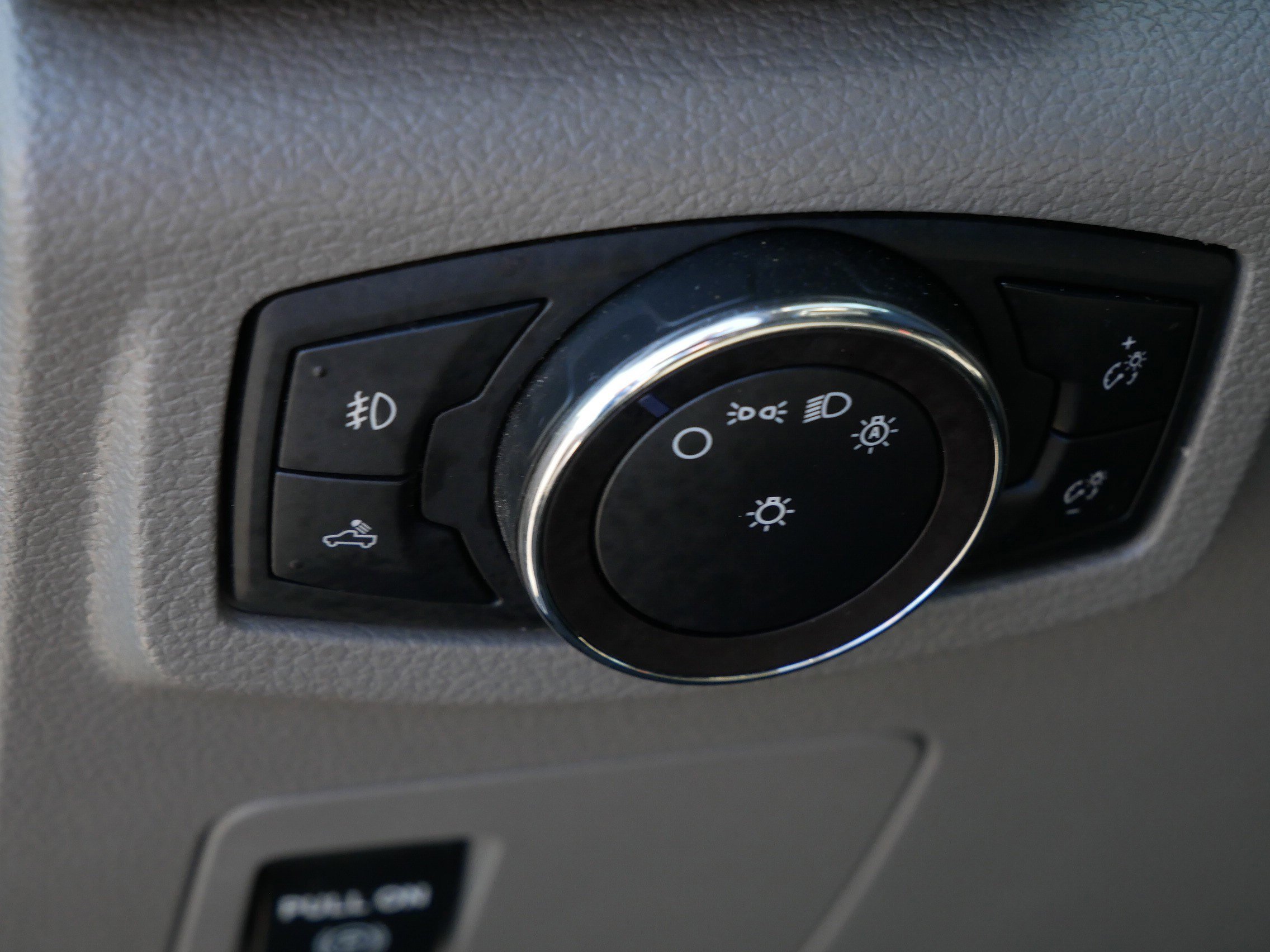 Used 2019 White Ford XLTV8 image 16