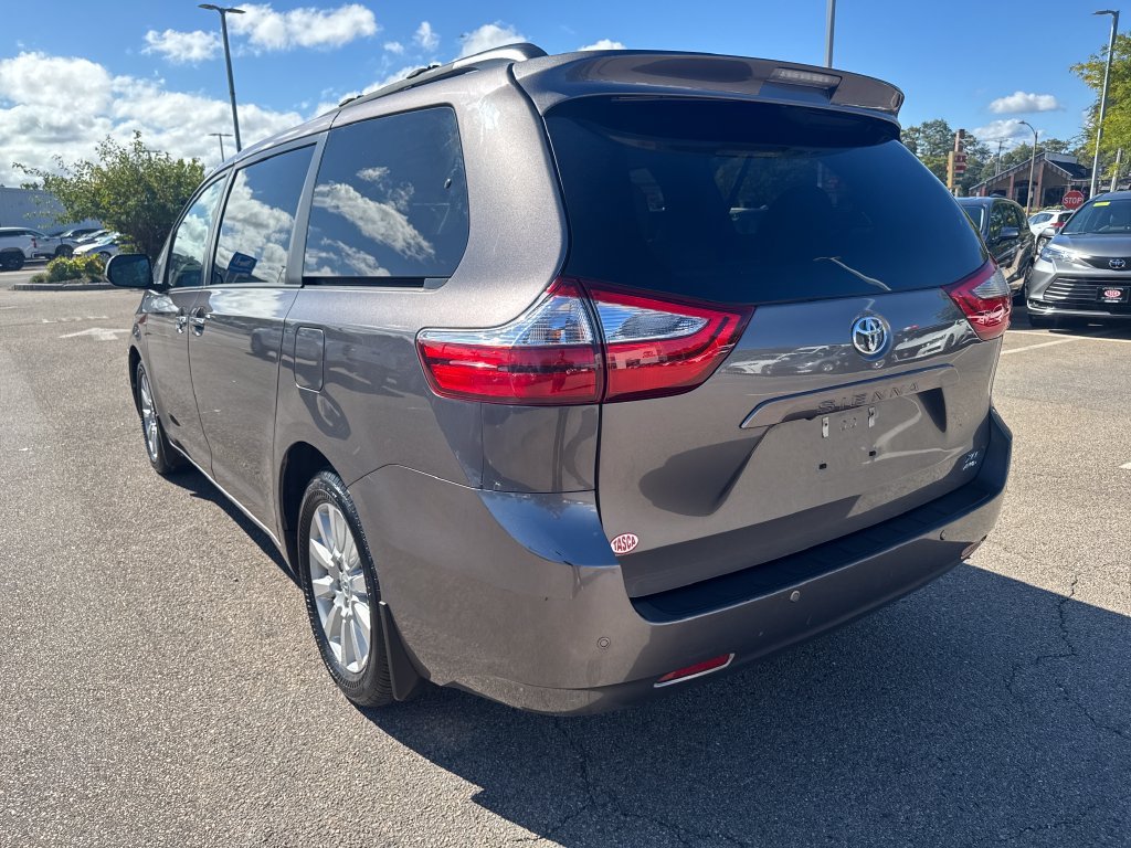 Used 2017 Gray Toyota XLE Premium image 5