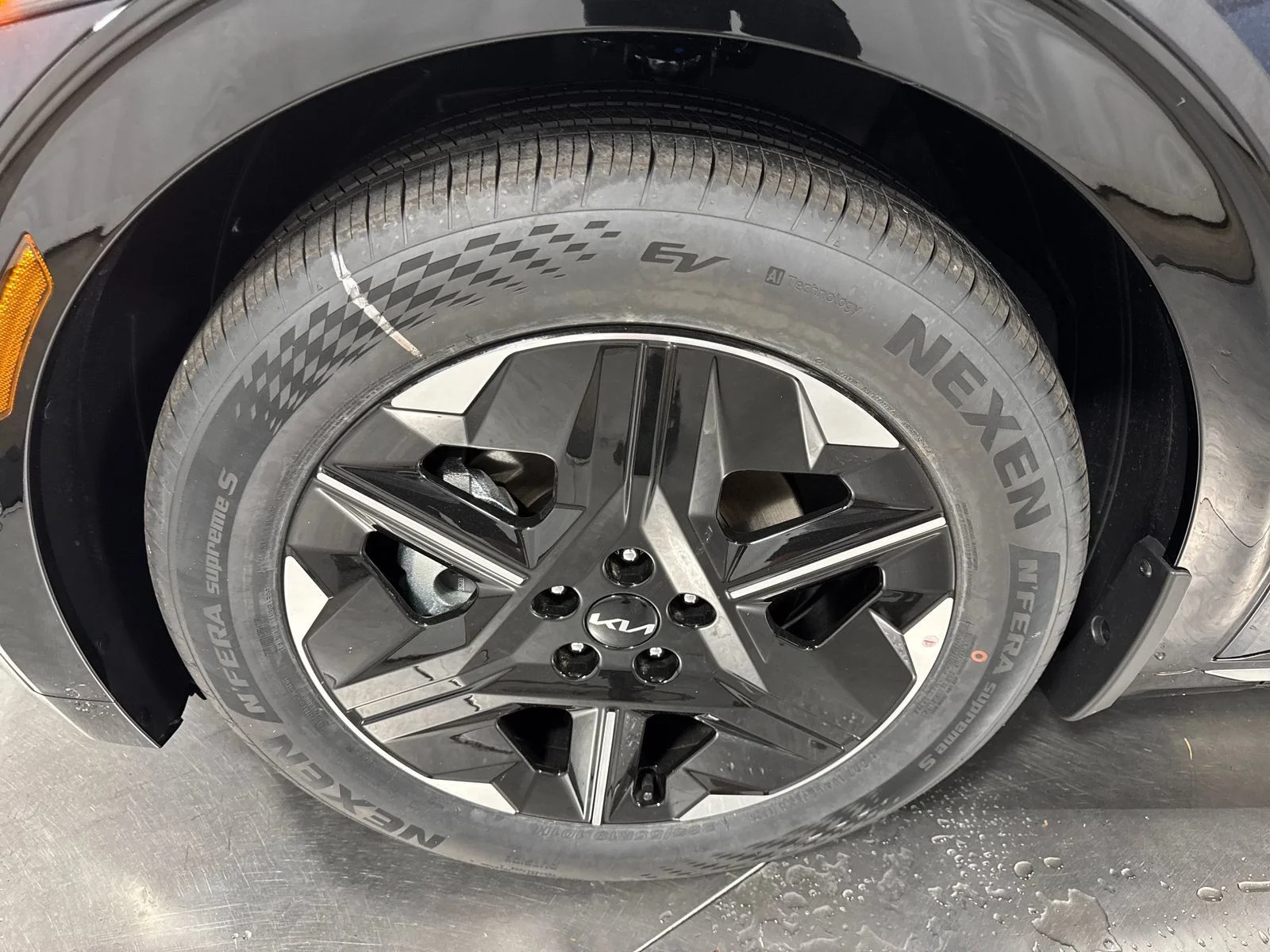 New 2026 Gray Metallic Kia Wind image 2