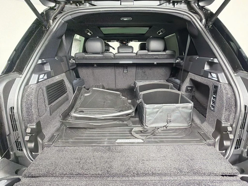 New 2026 Santorini Black Land Rover SE 7 Seats image 28