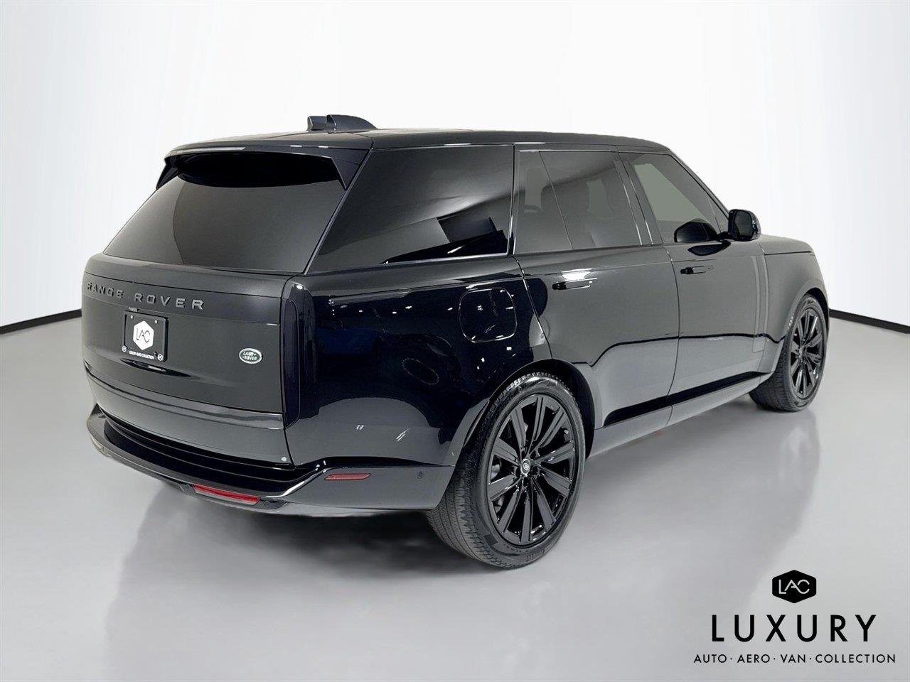 Used 2023 Santorini Black Metallic Land Rover SE image 8