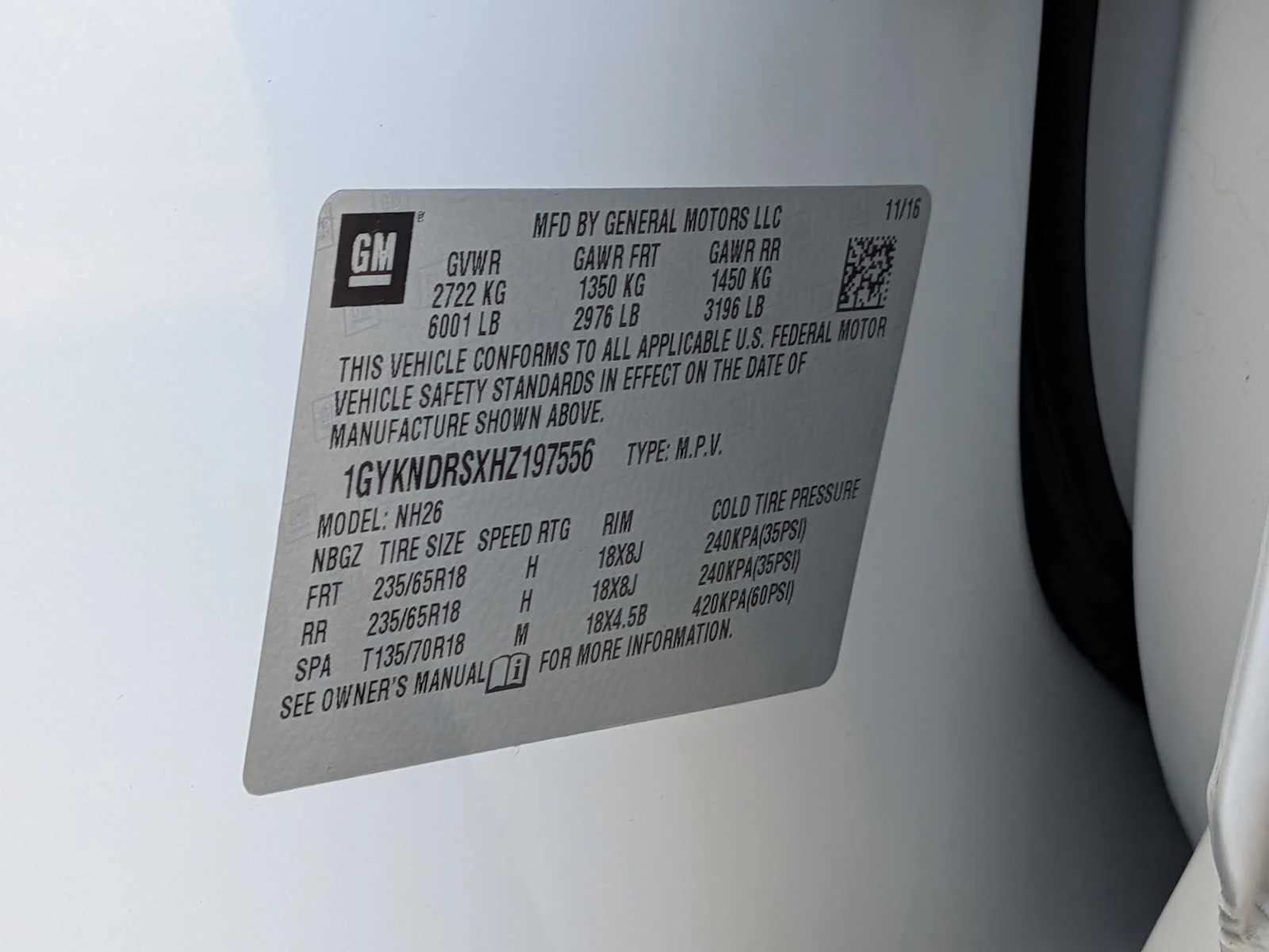 Used 2017 CRYSTAL WHITE TRICOAT Cadillac Luxury AWD image 32