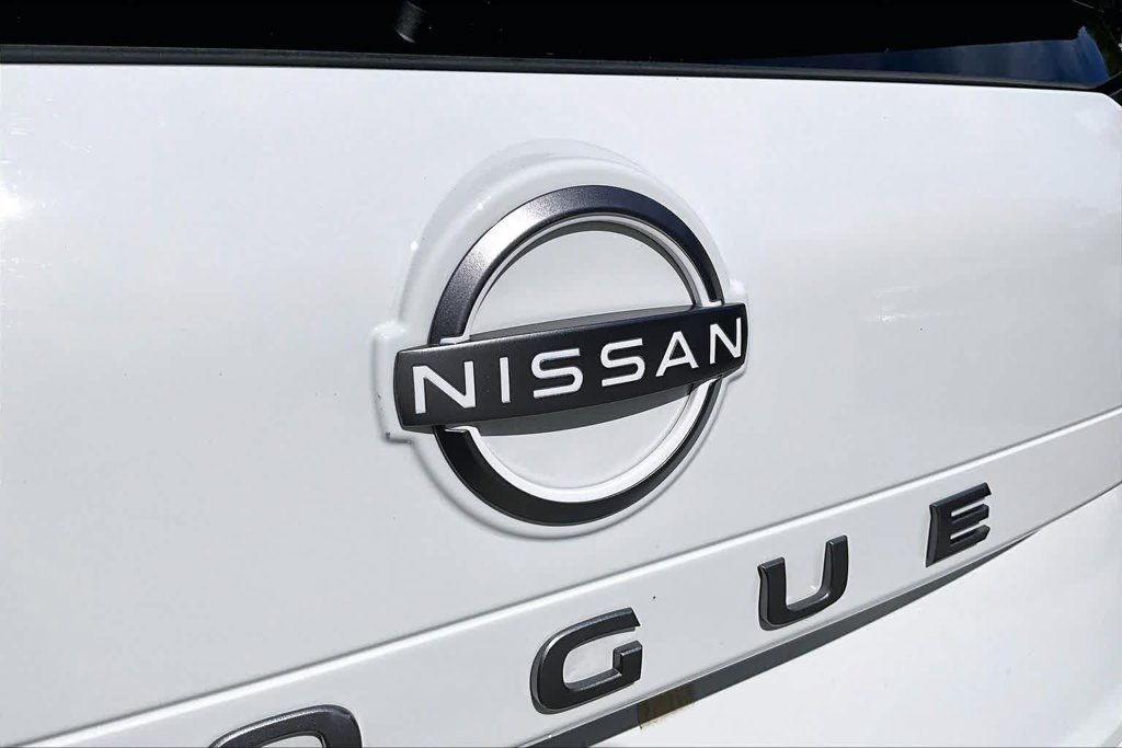 Used 2024 White Nissan S image 31