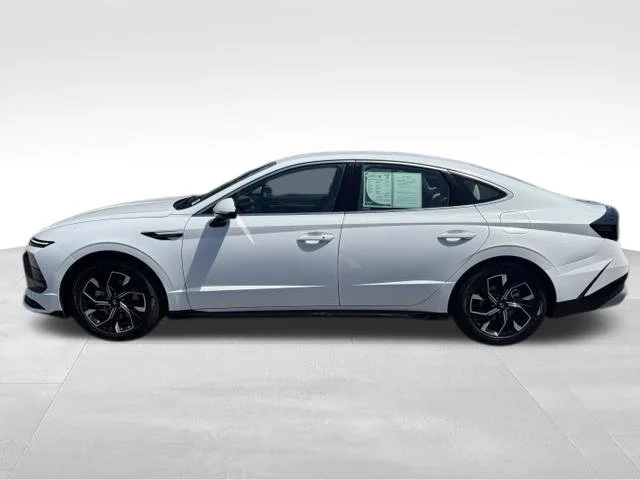 Used 2025 White Hyundai SEL image 4