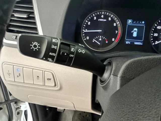 Used 2018 White Hyundai Value image 13