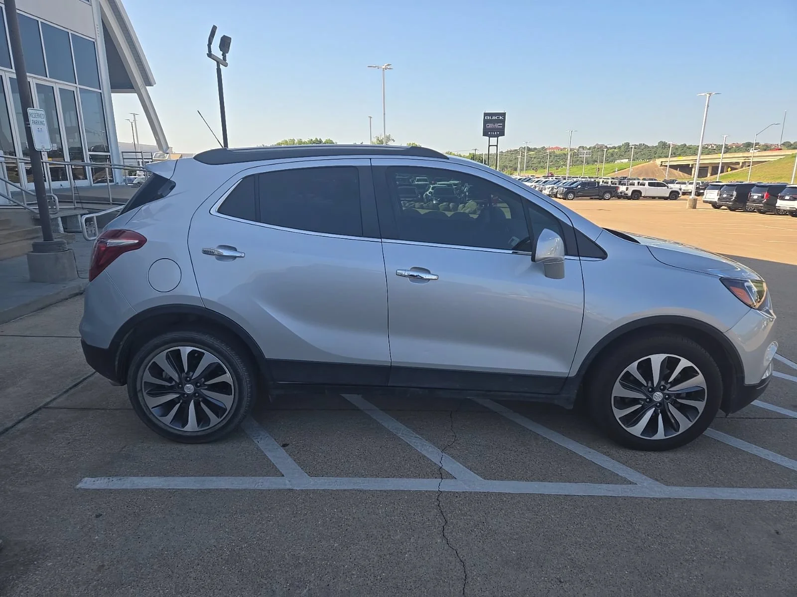 Used 2022 Includes (MDP) Anthracite lower exterior accent color, Paint code W598F.) Buick Preferred image 4