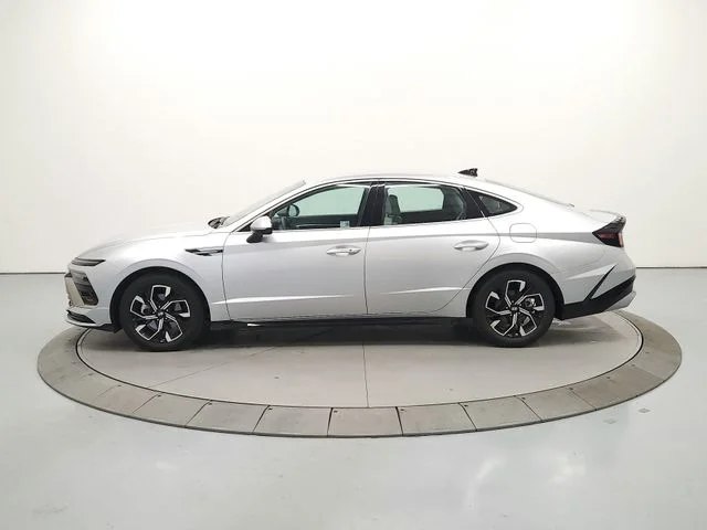 Used 2025 Silver Hyundai SEL image 5