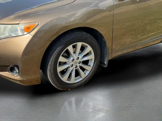 Used 2013 Gold Toyota LE image 5