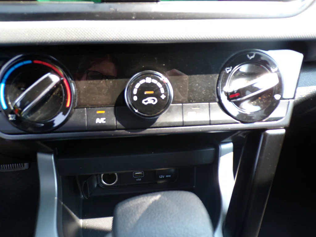 Used 2026 Snow White Pearl Kia LX image 18