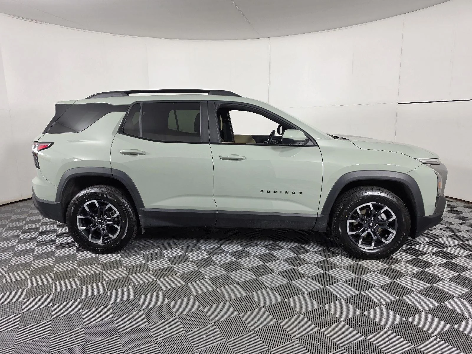 Used 2025 Cacti Green Chevrolet AWD ACTIV image 12