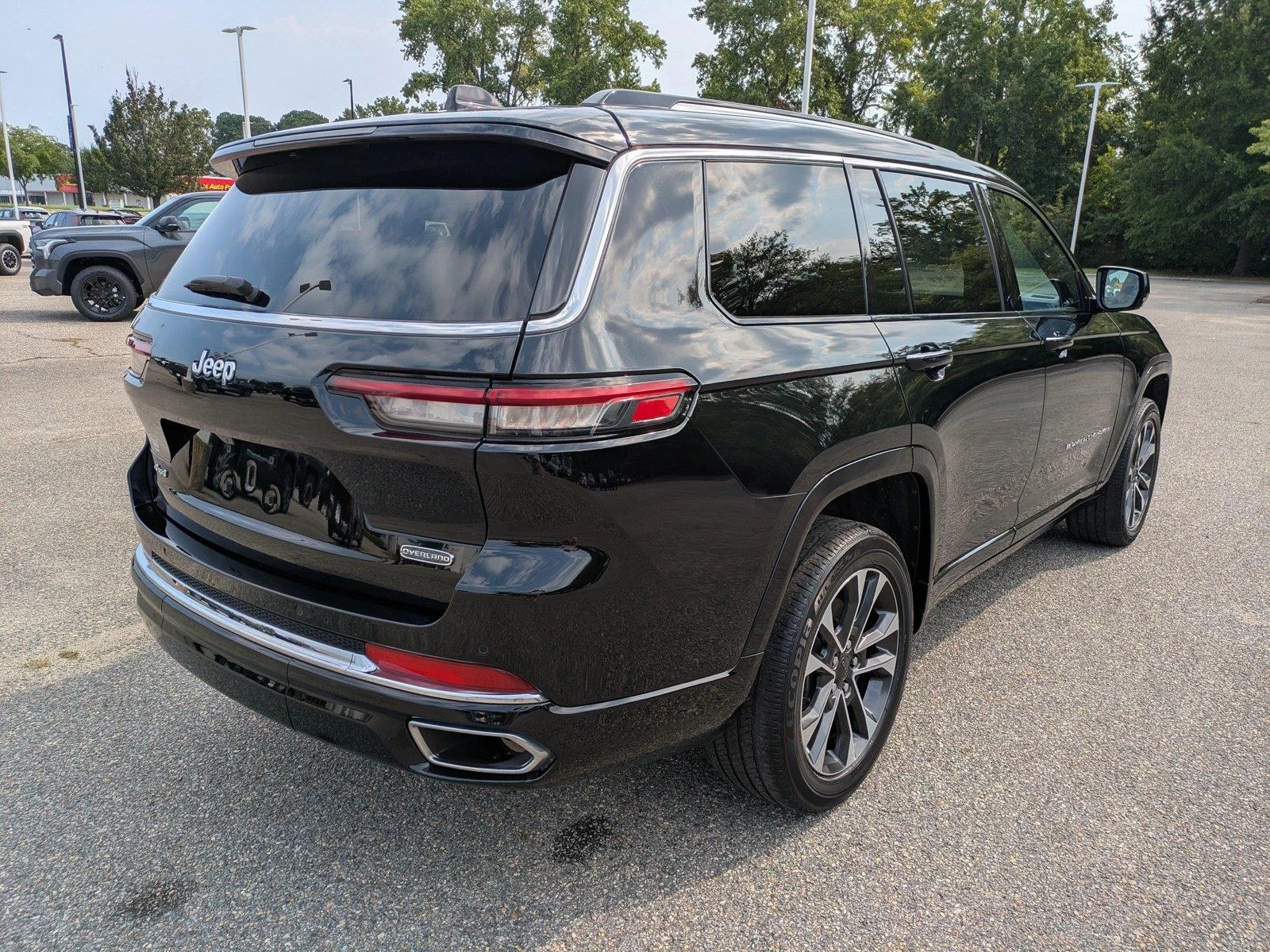 Used 2023 Diamond Black Crystal Pearlcoat Jeep Overland image 4