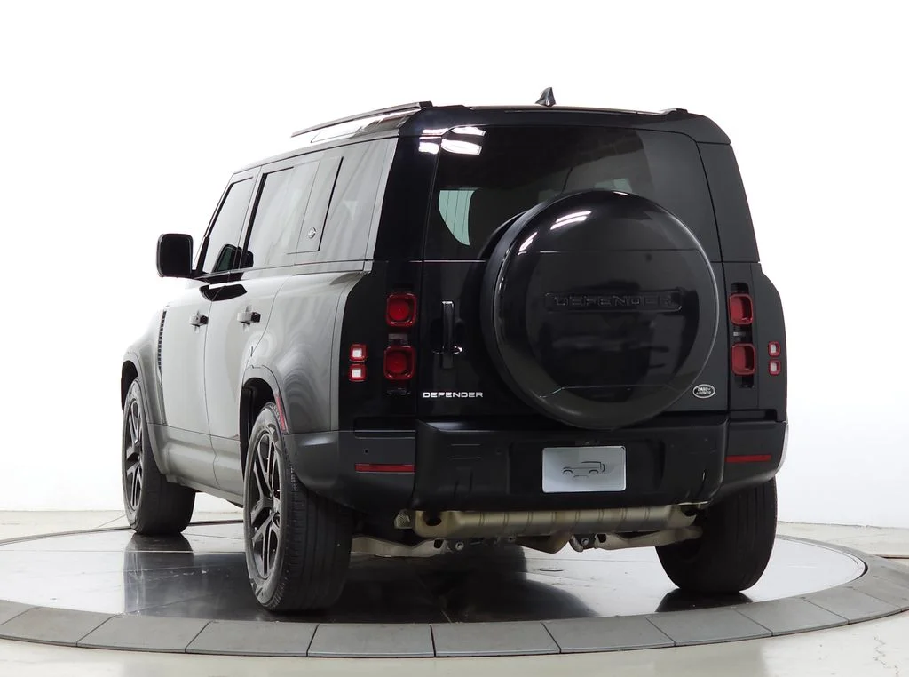 Used 2023 Black Land Rover S image 3