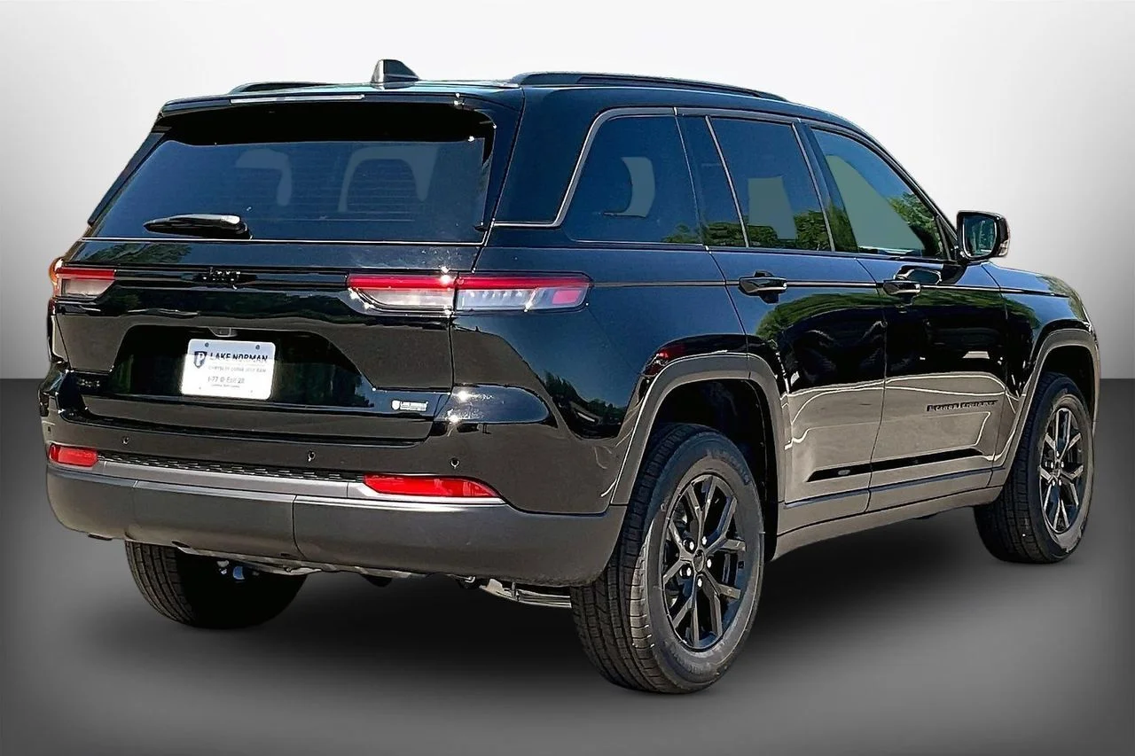New 2026 Diamond Black Crystal Pearlcoat Jeep Altitude image 8