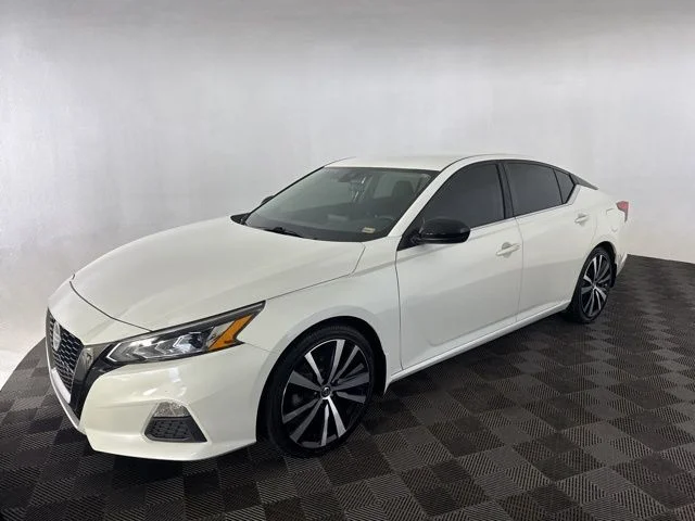 Used 2020 White Nissan 2.5 SR image 3