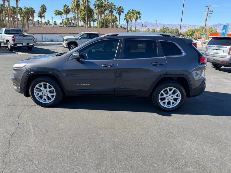 Used 2017 Granite Crystal M Jeep Latitude image 6