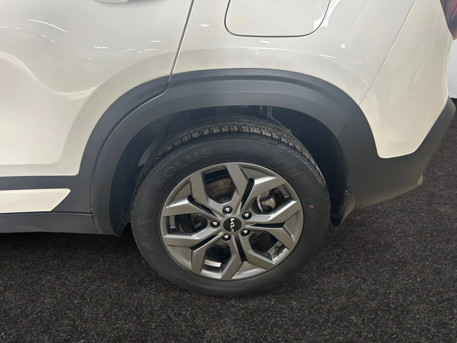 Used 2024 WHITE Kia EX AWD image 9