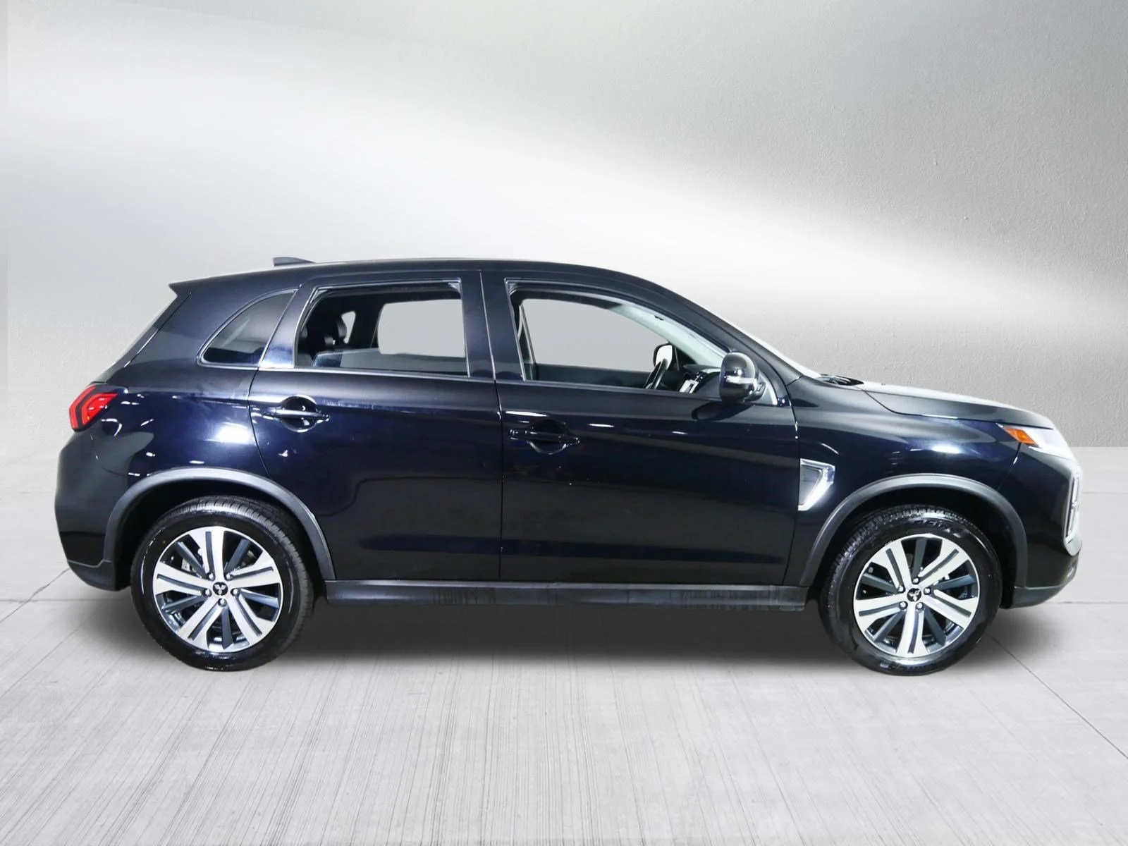Used 2024 Labrador Black Pearl Mitsubishi SE image 8