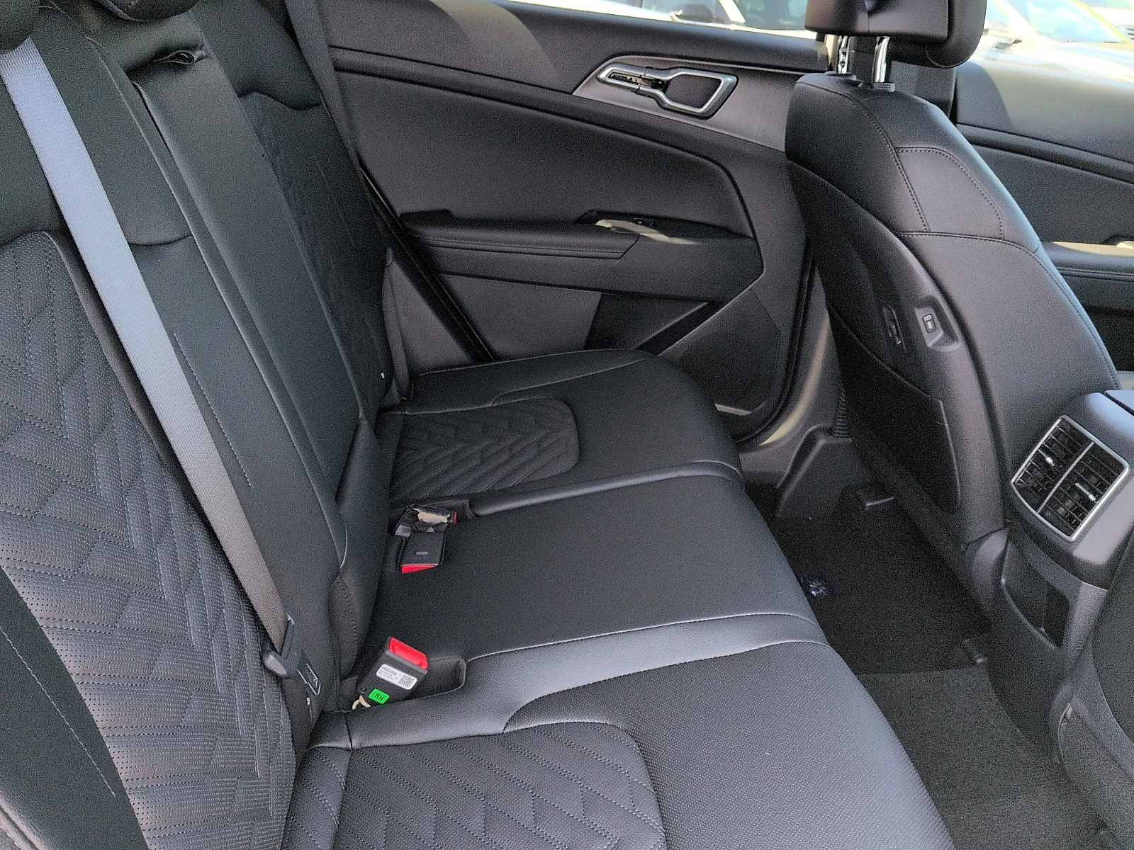 New 2027 Glacial White Pearl/ Black  Kia X-Line image 8