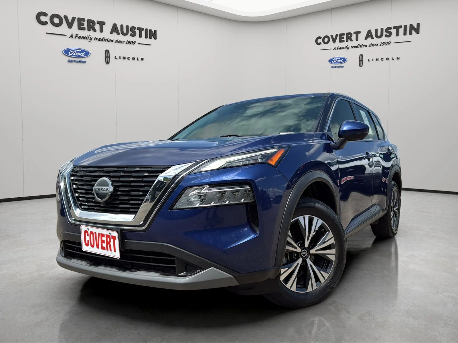 Used 2021 Blue Nissan SV image 1